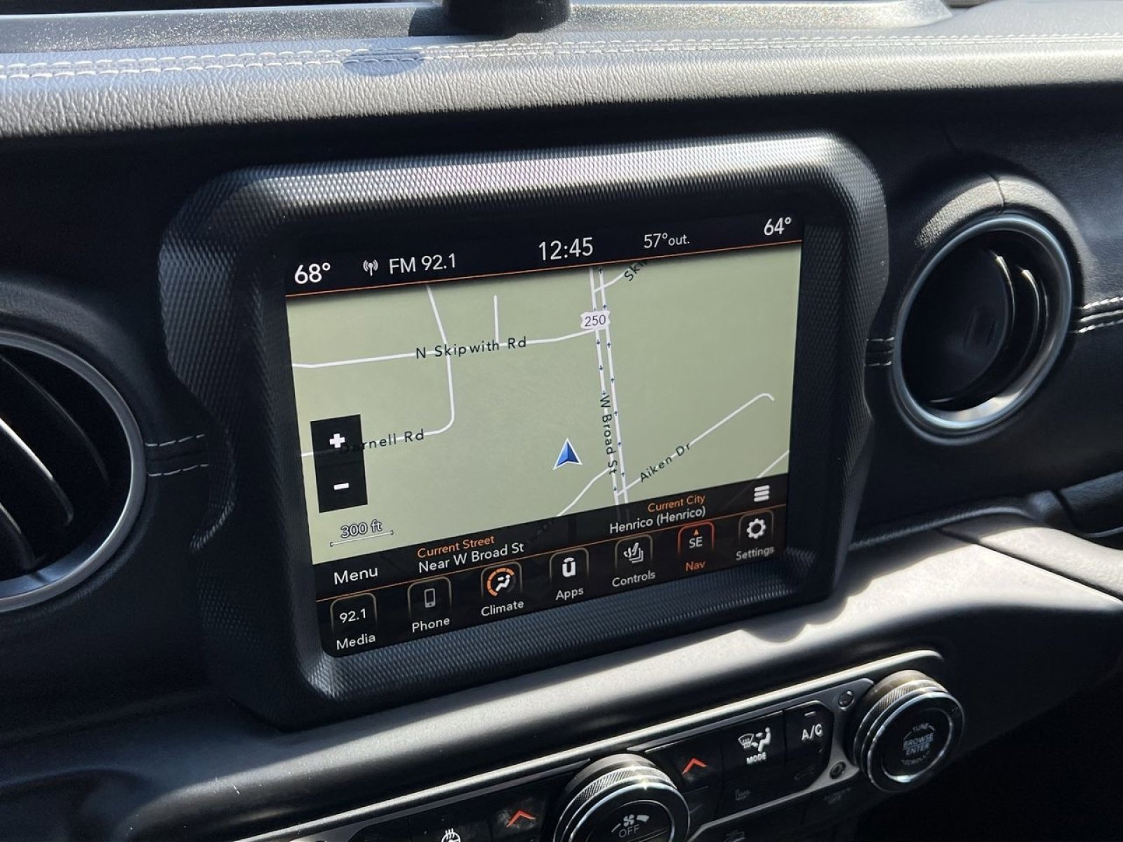 Used 2022 Jeep Wrangler Unlimited Sahara w/ Cold Weather Group image 17