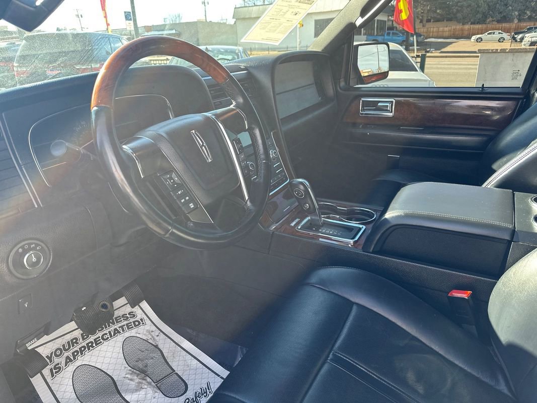 Used 2015 Lincoln Navigator image 25