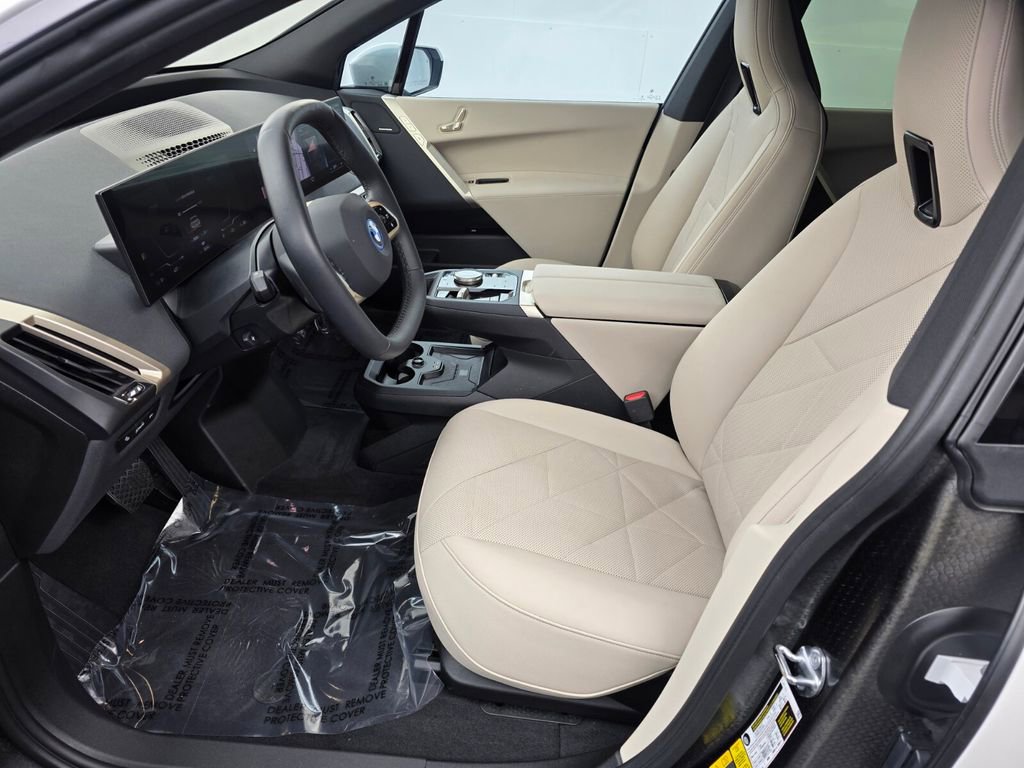 Used 2023 BMW iX xDrive50 w/ Sport Package image 9