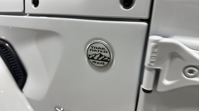Used 2024 Jeep Wrangler Unlimited Sahara w/ Technology Group AWD/4WD image 34