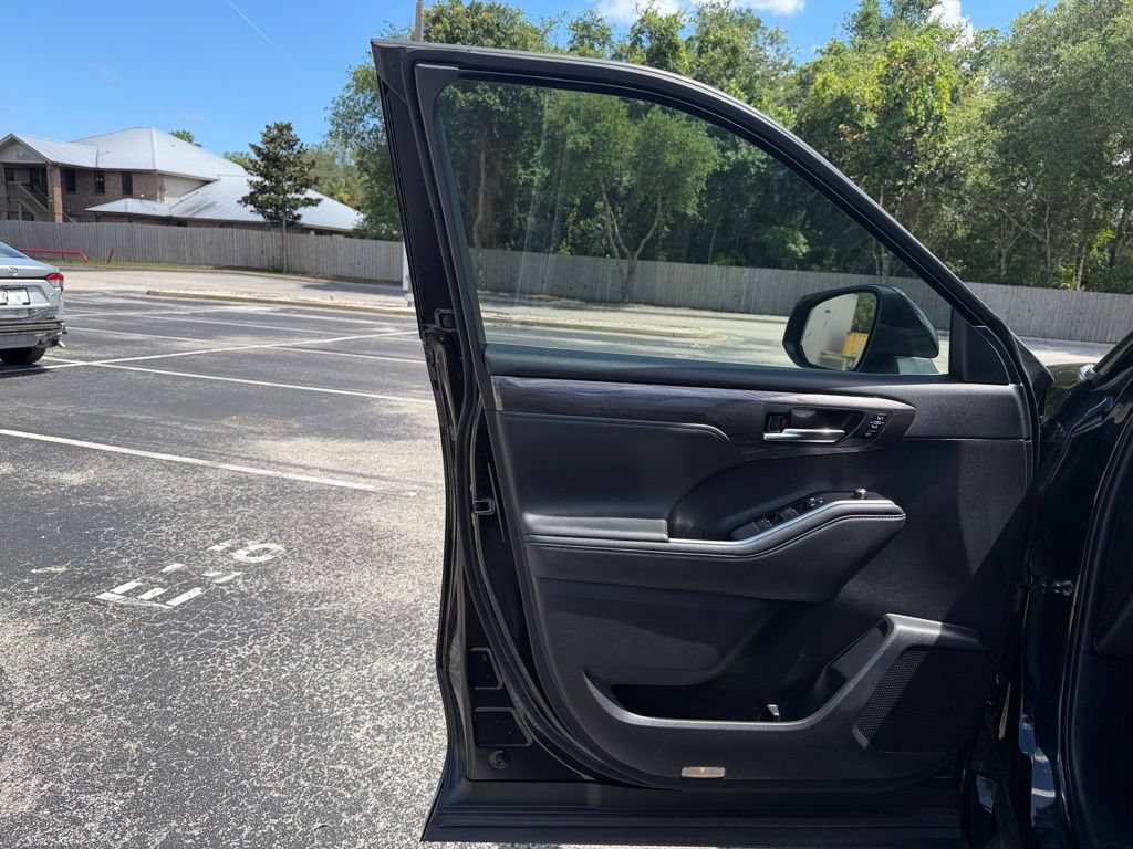 Used 2022 Toyota Highlander Limited FWD image 32