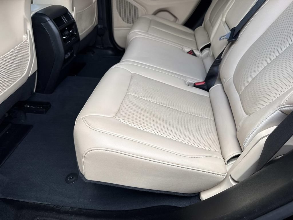 Used 2023 Jeep Grand Cherokee Limited w/ Luxury Tech Group II RWD image 16
