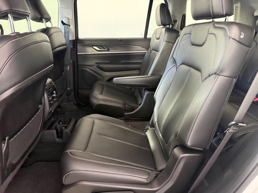Used 2023 Jeep Grand Cherokee L Limited w/ Luxury Tech Group II AWD/4WD image 21