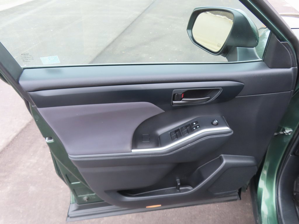 Used 2023 Toyota Highlander L image 27