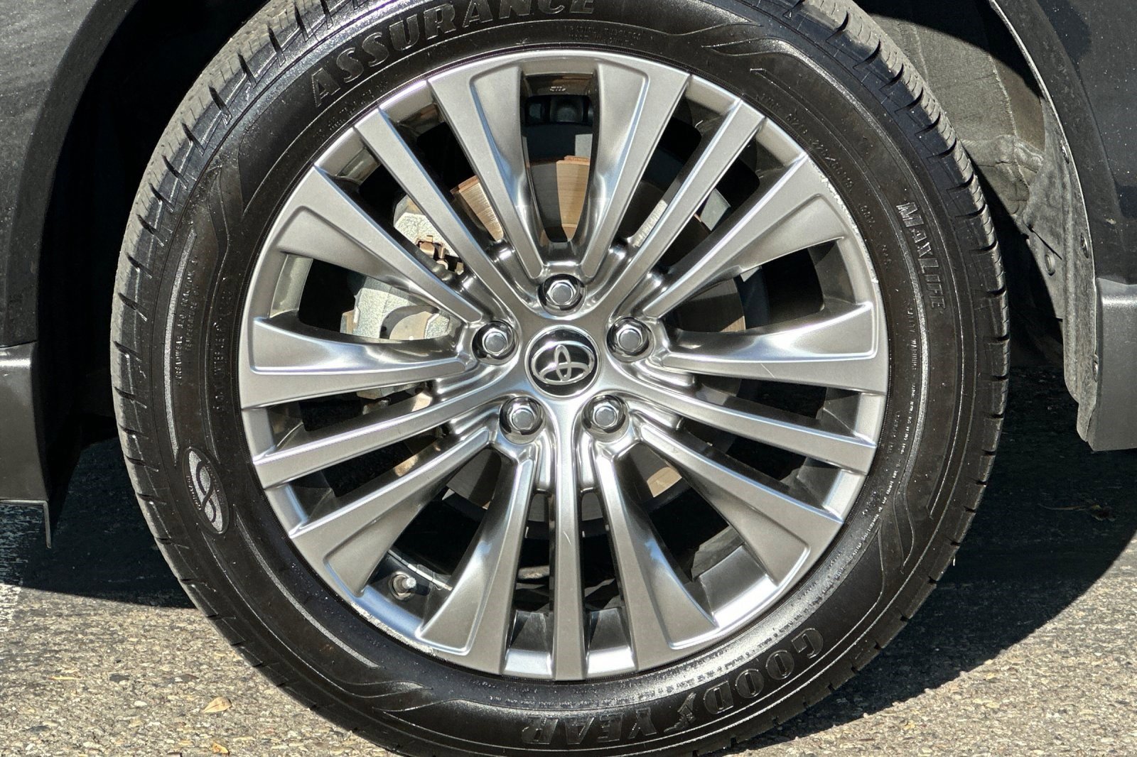 Used 2023 Toyota Venza Limited image 37