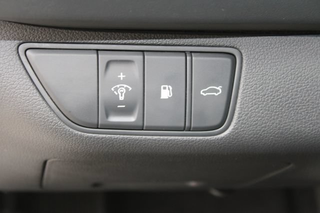 Used 2022 Genesis G70 2.0T RWD image 12