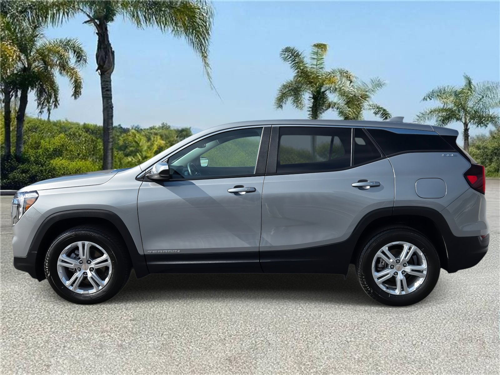 Used 2024 GMC Terrain SLE image 2