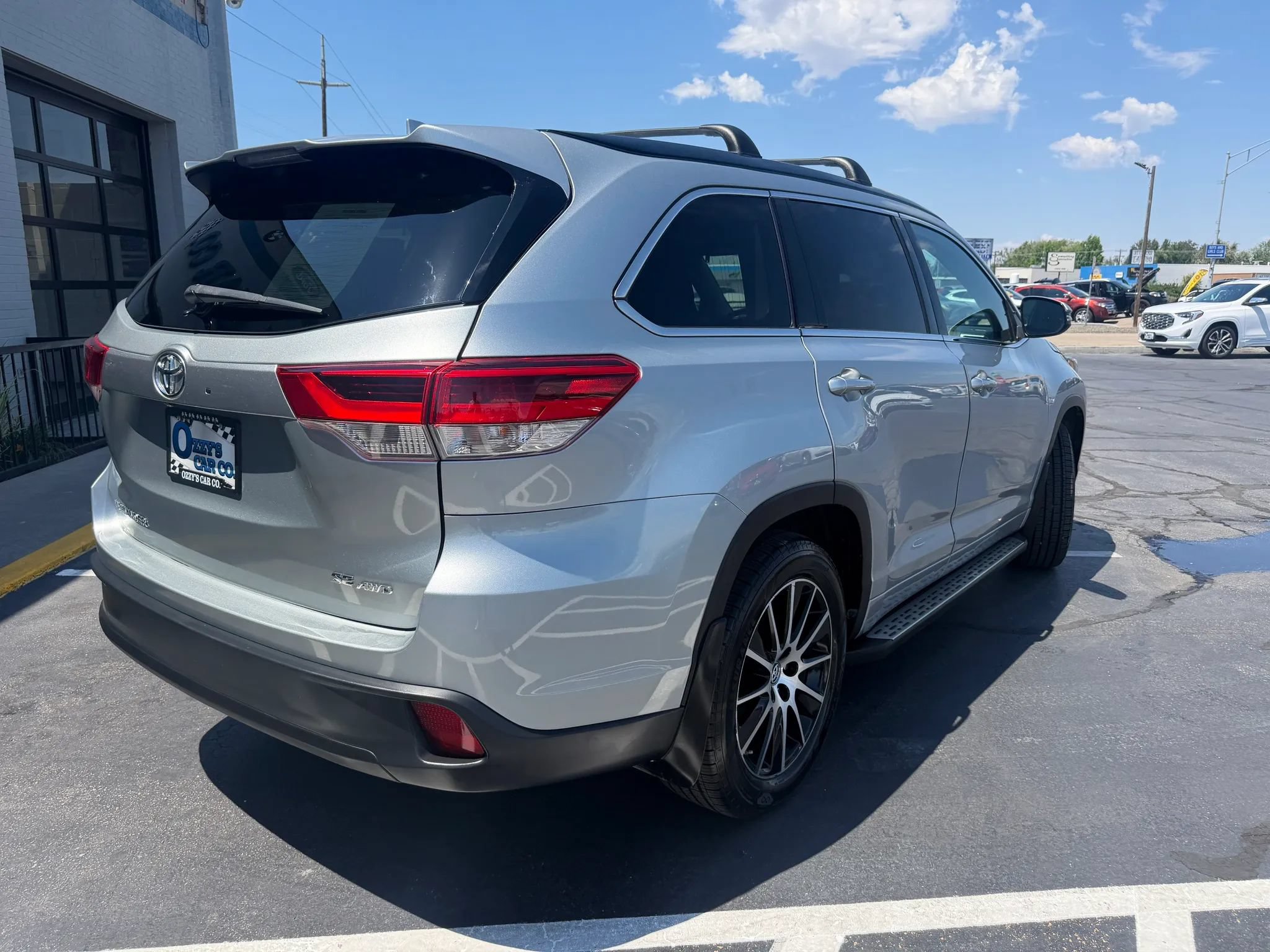 Used 2017 Toyota Highlander SE AWD/4WD image 3