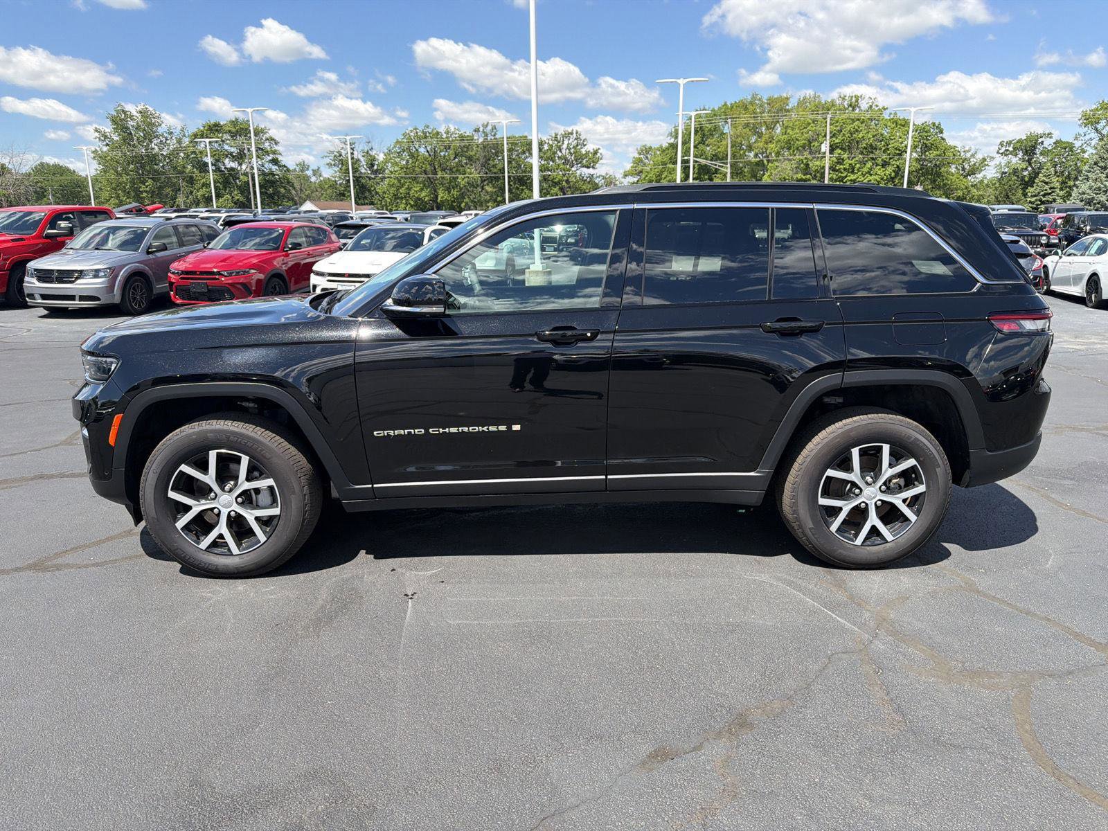 Used 2024 Jeep Grand Cherokee Limited w/ Luxury Tech Group II AWD/4WD image 4