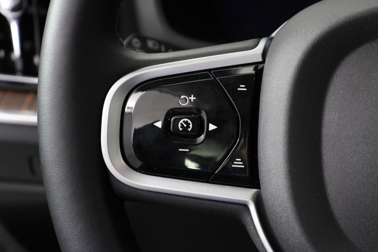 Certified 2025 Volvo V60 B5 Cross Country Plus image 10