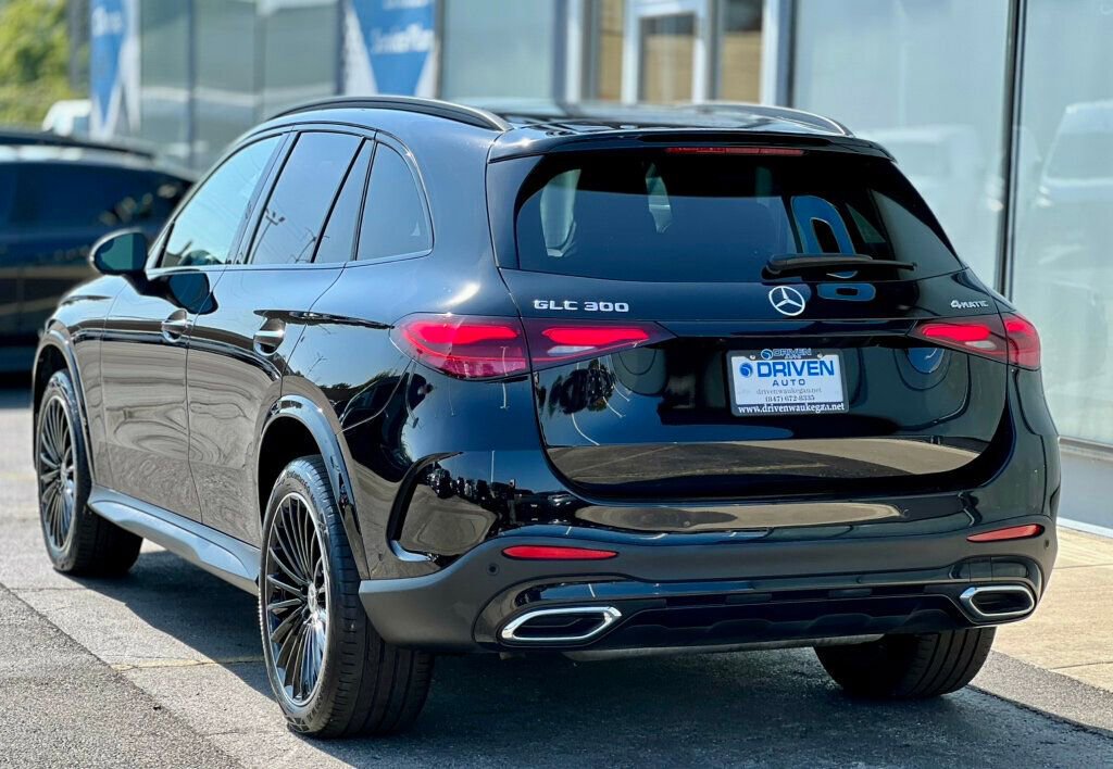 Used 2024 Mercedes-Benz GLC 300 4MATIC w/ AMG Line image 3