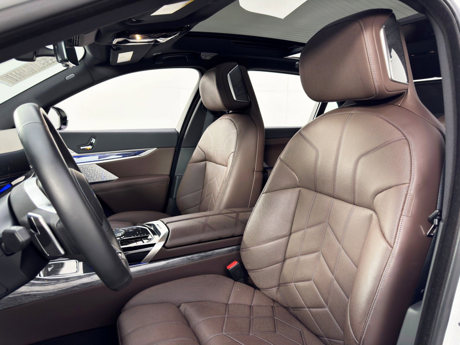 Used 2023 BMW i7 xDrive60 w/ Executive Package 2 image 48