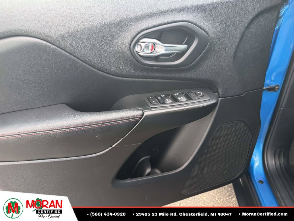 Used 2019 Jeep Cherokee Trailhawk w/ Cold Weather Group AWD/4WD image 14
