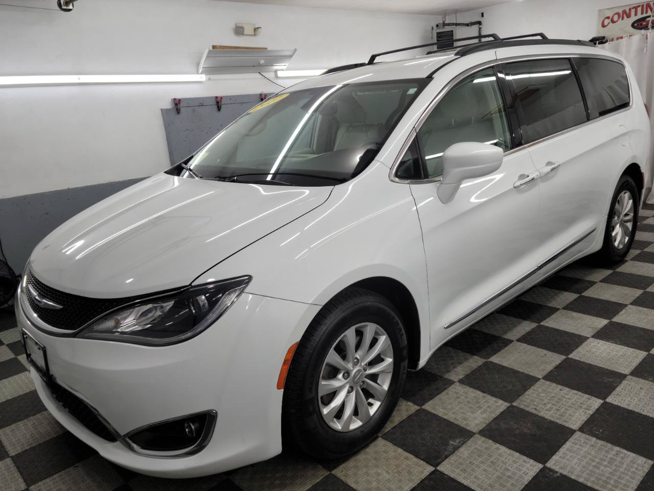 Used 2017 Chrysler Pacifica Touring-L FWD image 2