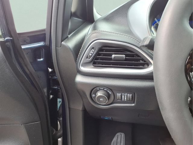 Used 2025 Chrysler Pacifica Limited FWD image 11