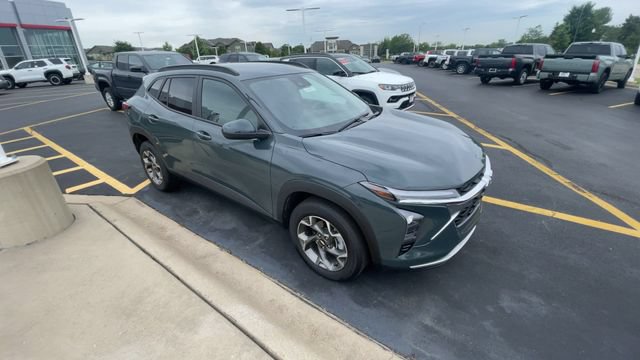 Used 2025 Chevrolet Trax LT FWD image 4
