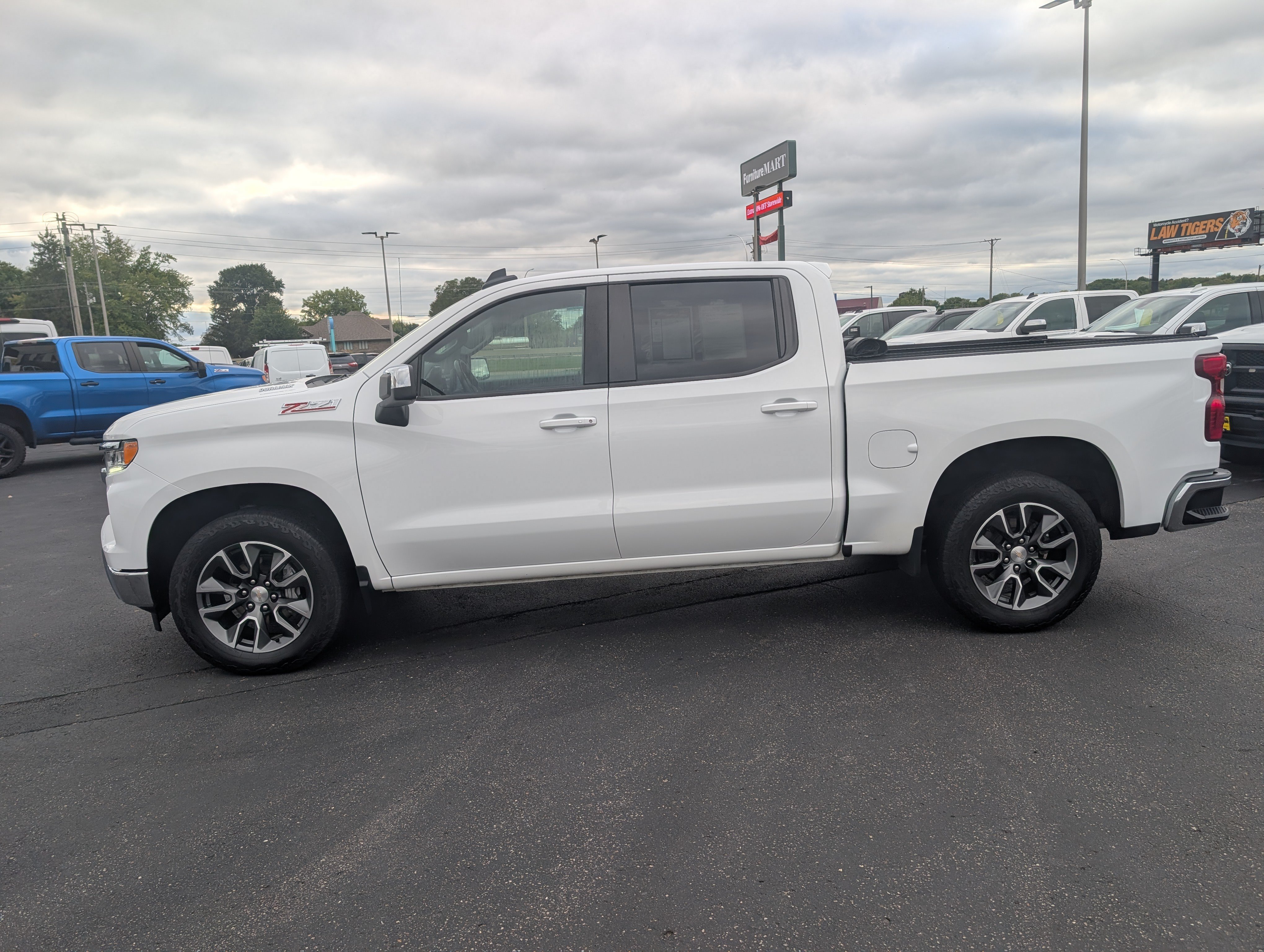 Used 2022 Chevrolet Silverado 1500 LT AWD/4WD image 5