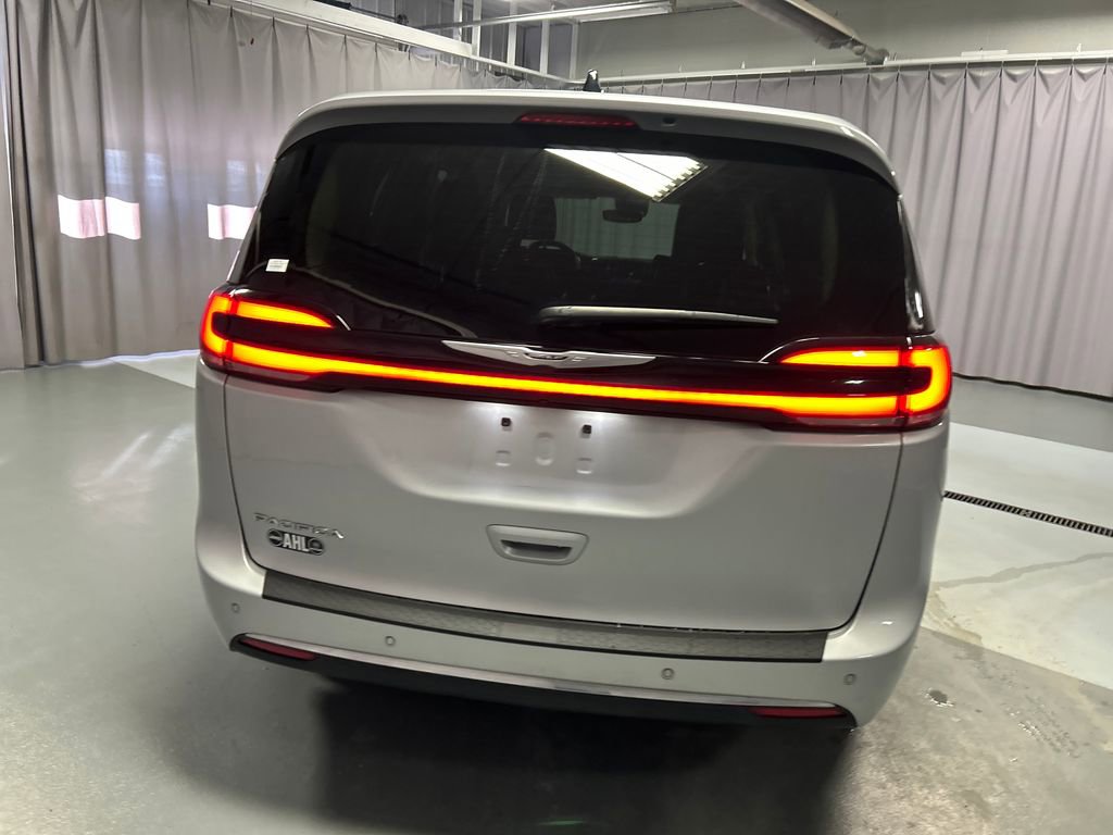 Used 2024 Chrysler Pacifica Touring-L FWD image 6