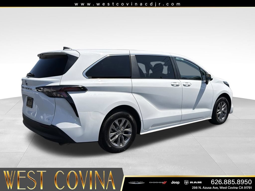 Used 2025 Toyota Sienna LE FWD image 11