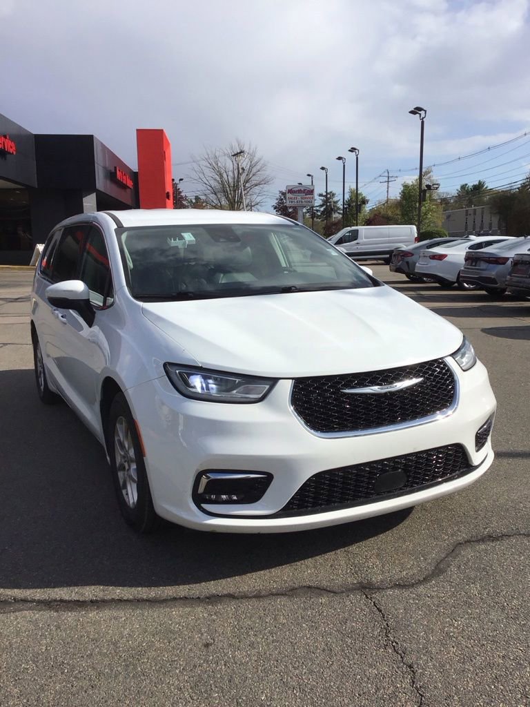 Used 2023 Chrysler Pacifica Touring-L