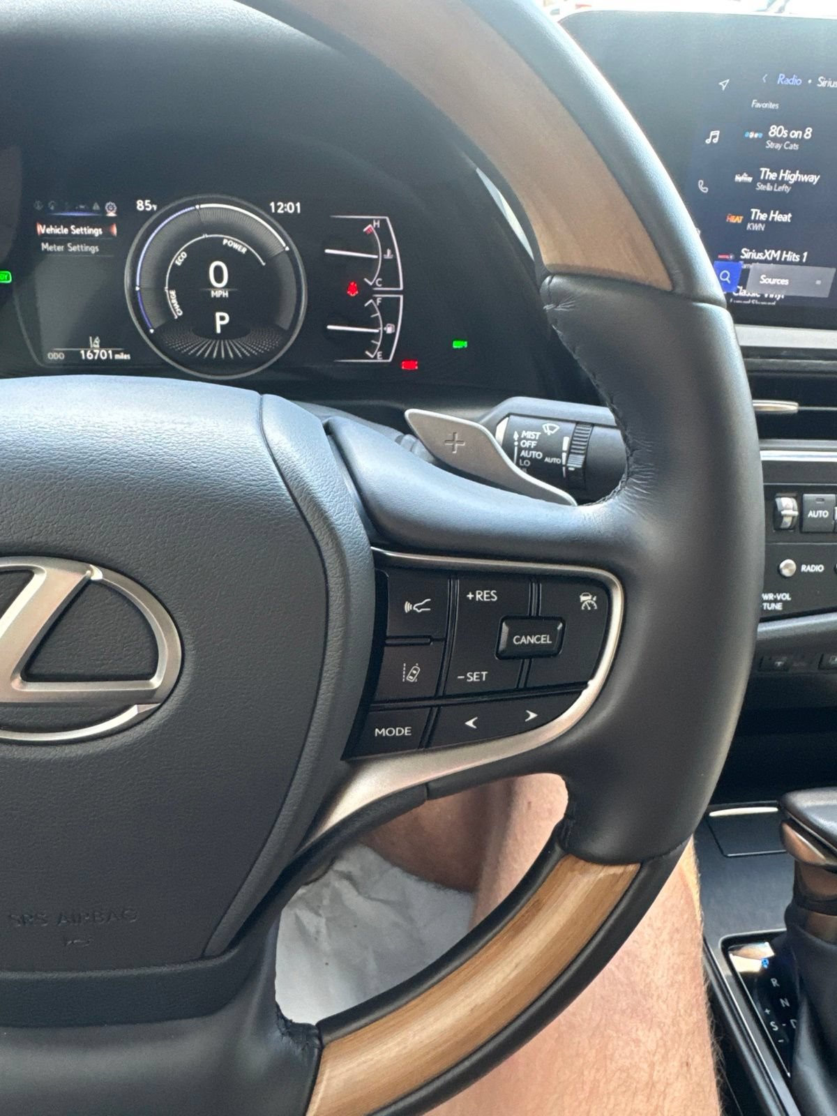 Used 2025 Lexus ES 300h Ultra Luxury w/ Accessory Package (Z1) FWD image 24