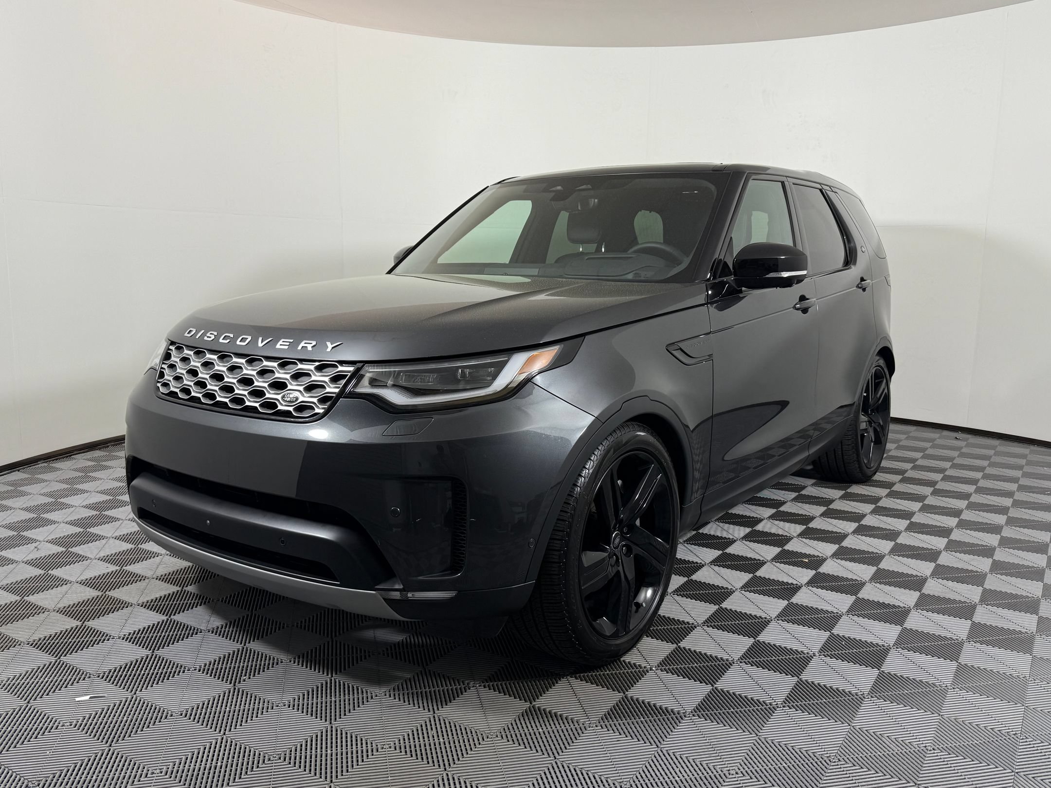 Used 2025 Land Rover Discovery S AWD/4WD image 28