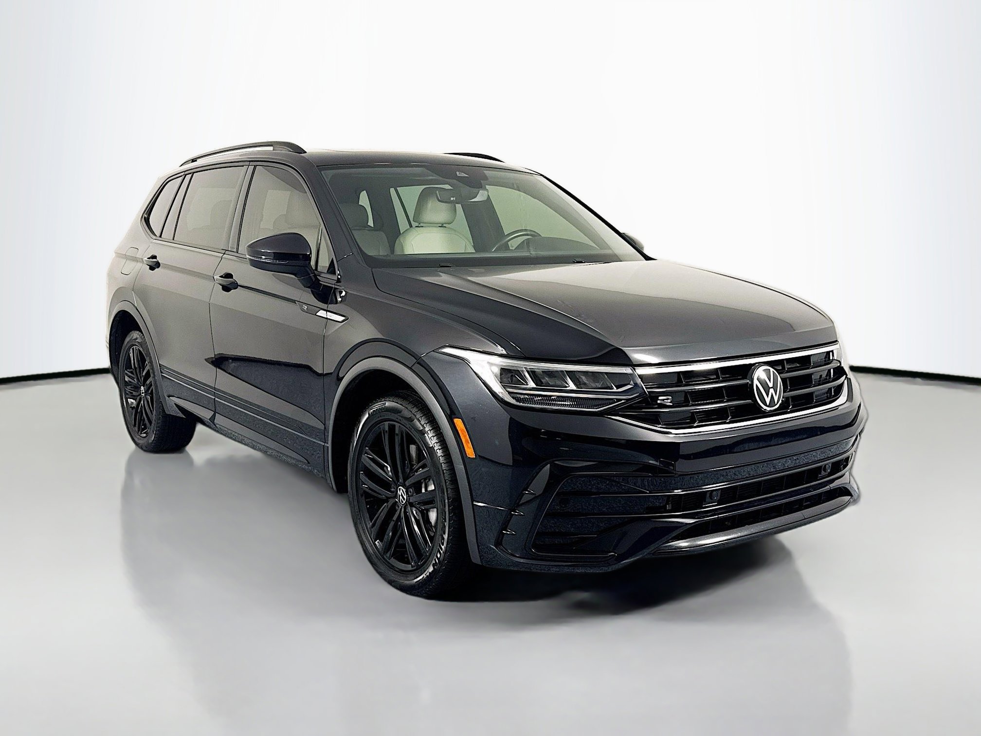 Used 2022 Volkswagen Tiguan SE R-Line image 3