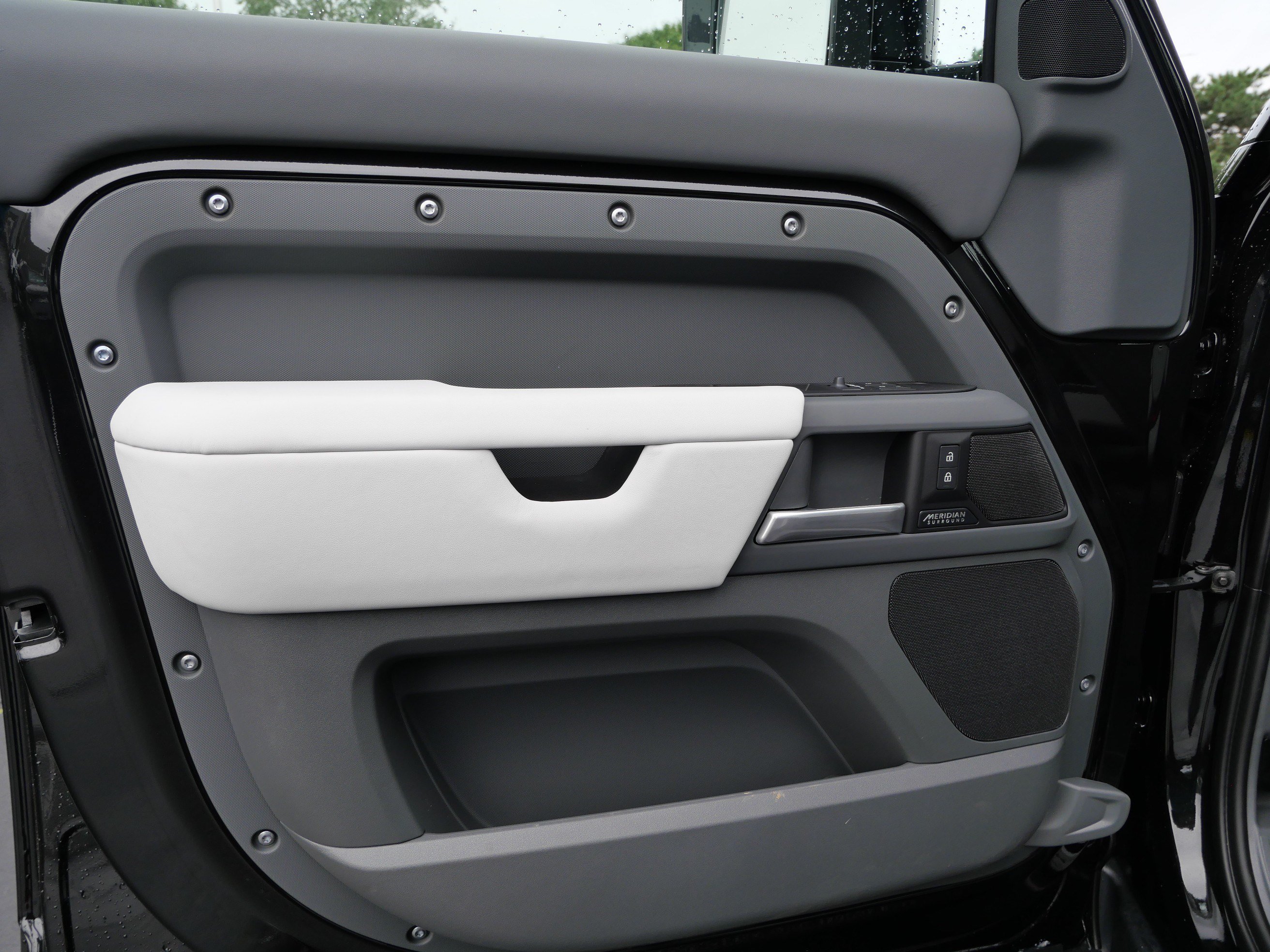 New 2026 Land Rover Defender 130 X-Dynamic SE AWD/4WD image 4