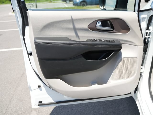 Used 2023 Chrysler Voyager LX FWD image 14