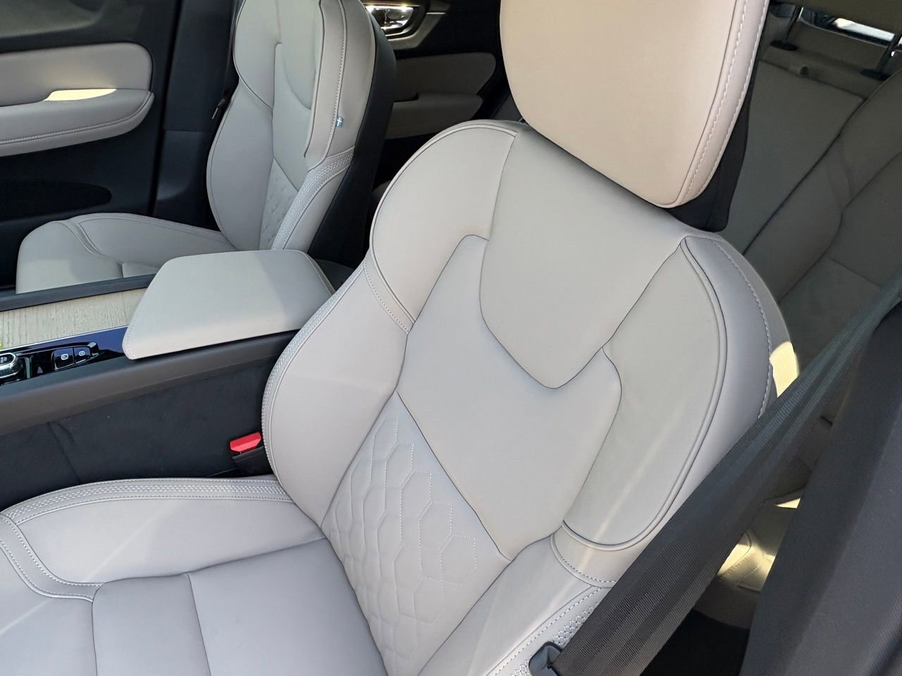New 2026 Volvo XC60 B5 Core w/ Protection Package Premier AWD/4WD image 19