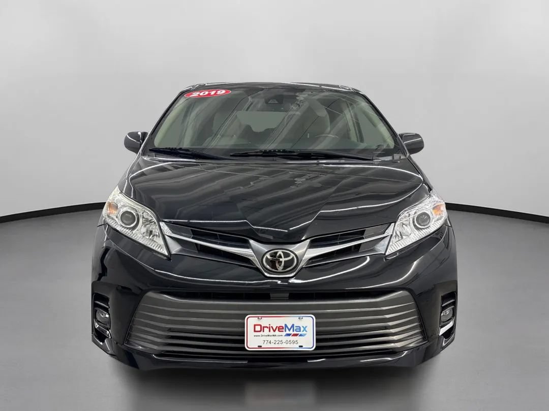 Used 2019 Toyota Sienna XLE FWD image 2