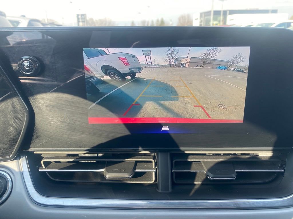 Used 2024 Chevrolet Trax LT w/ Sunroof Package image 12