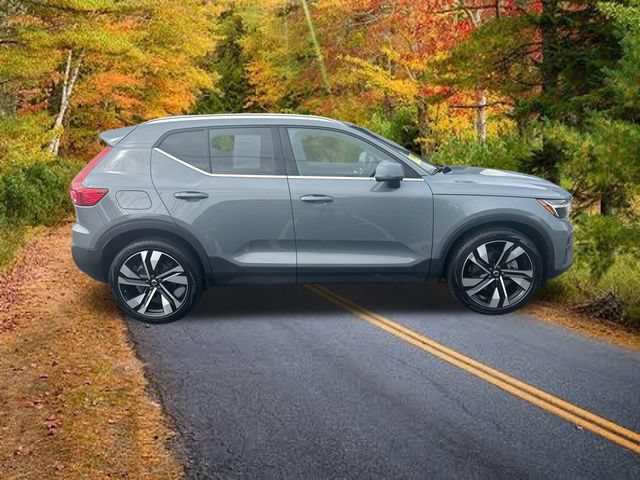 Used 2023 Volvo XC40 B5 Plus w/ Driver Assist Package AWD/4WD image 2