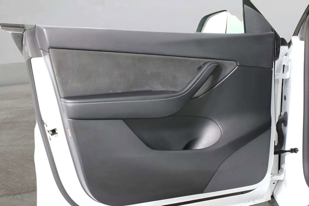 Used 2022 Tesla Model Y Long Range image 29