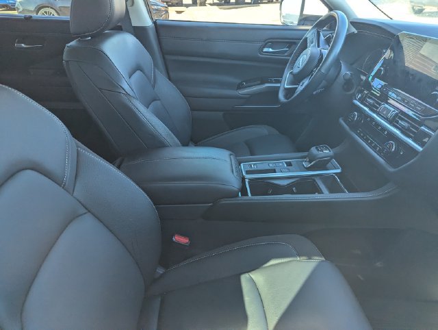 Used 2025 Nissan Pathfinder SL FWD image 6