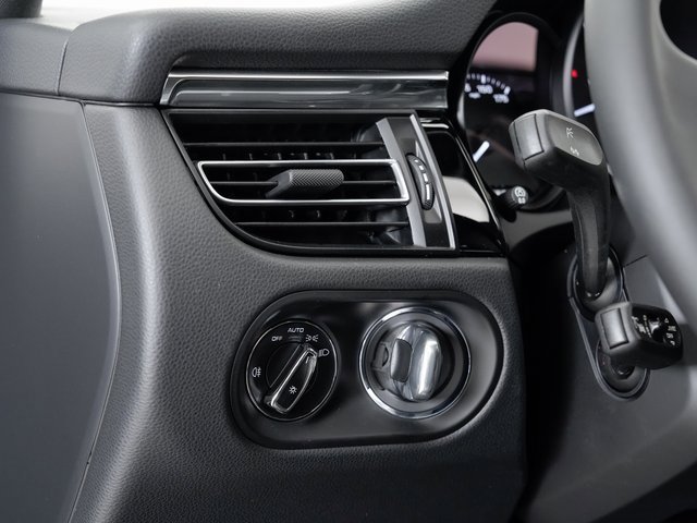 Certified 2025 Porsche Macan image 11