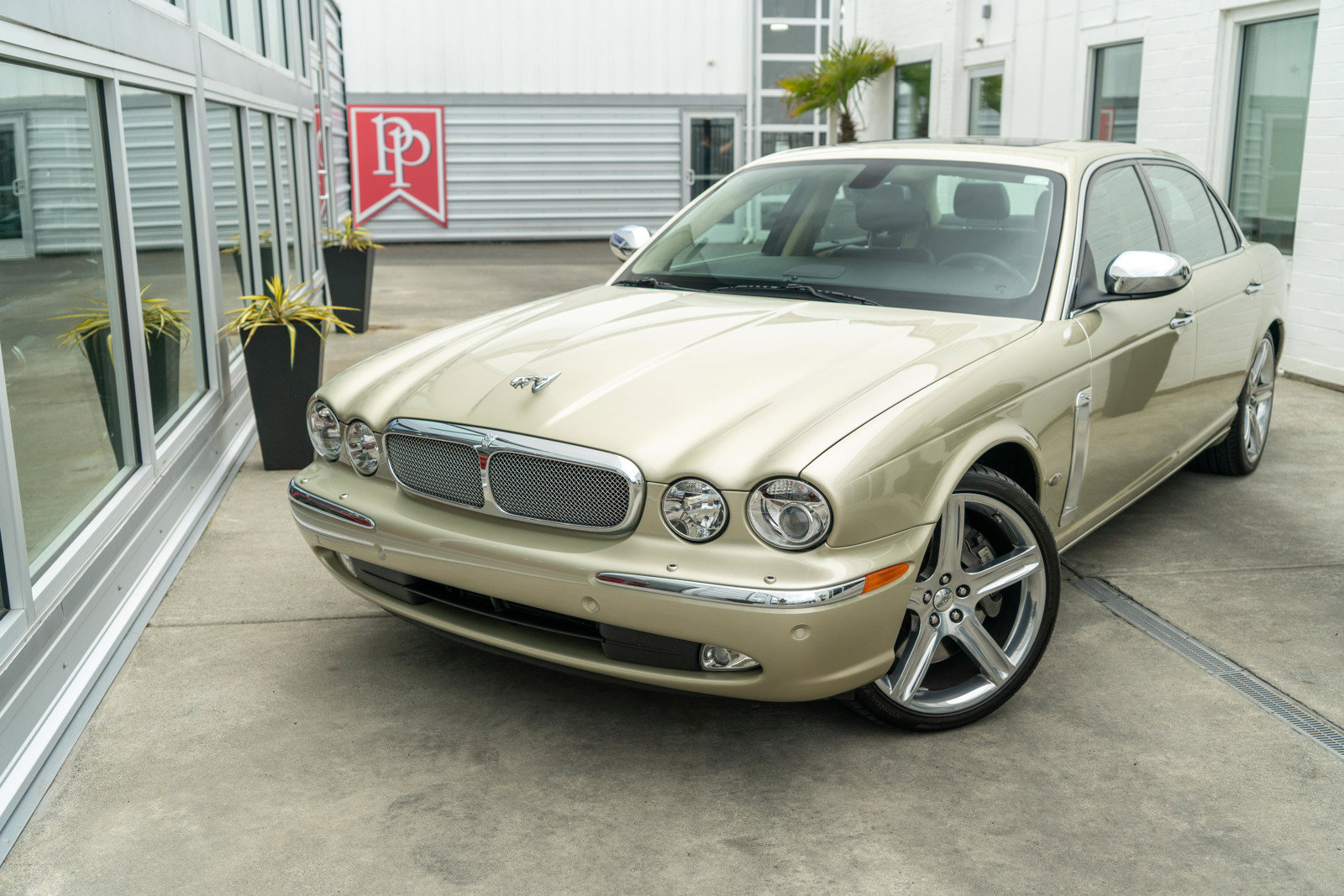 Used 2006 Jaguar XJ Vanden Plas Super V8 Portfolio RWD image 3