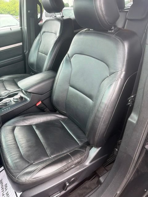 Used 2017 Ford Explorer XLT w/ Equipment Group 202A AWD/4WD image 13