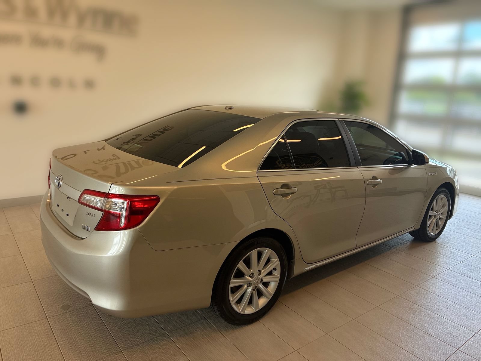 Used 2014 Toyota Camry XLE w/ Leather Package FWD image 2