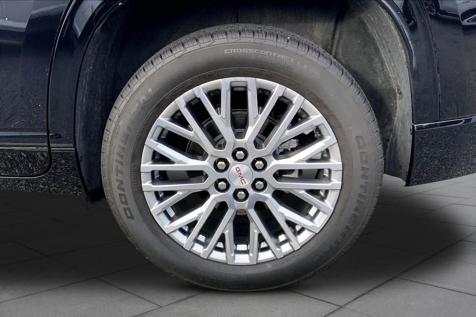 Used 2025 GMC Acadia Denali FWD image 11