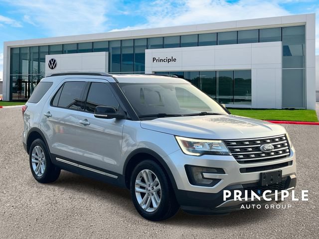 Used 2017 Ford Explorer XLT w/ Equipment Group 201A FWD image 3