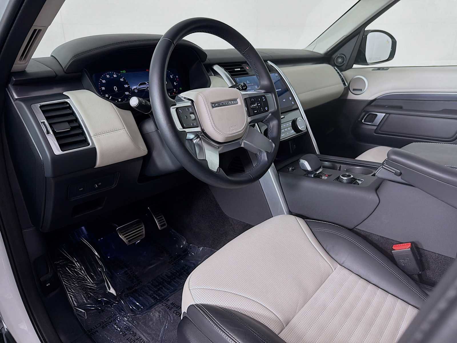 Used 2025 Land Rover Discovery Metropolitan Edition image 9