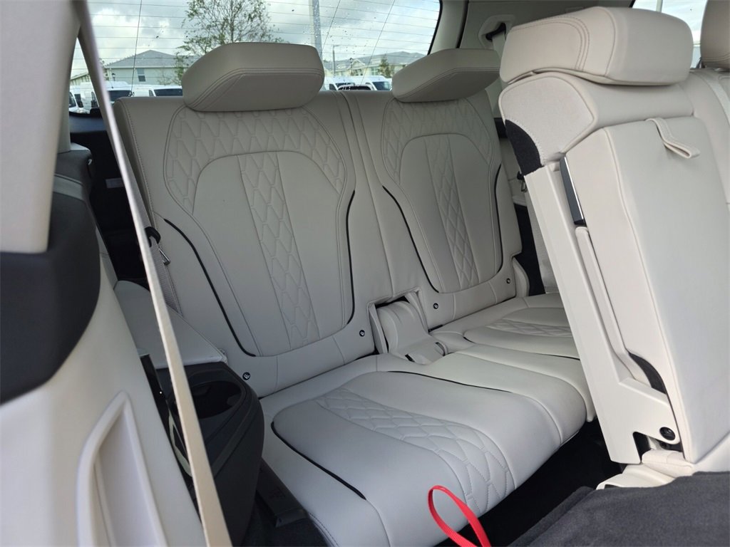 Used 2022 BMW X7 xDrive40i w/ Premium Package image 15