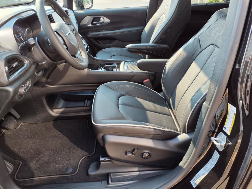 New 2025 Chrysler Pacifica Limited w/ Trailer Tow Group image 25
