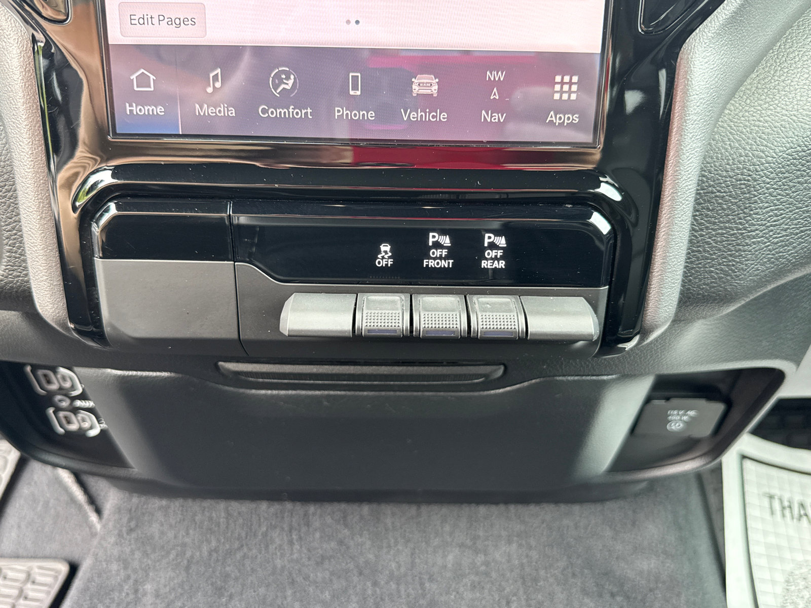 Used 2025 RAM 1500 Laramie AWD/4WD image 14