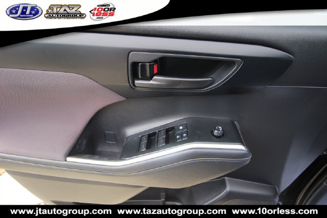 Used 2021 Toyota Highlander LE FWD image 11