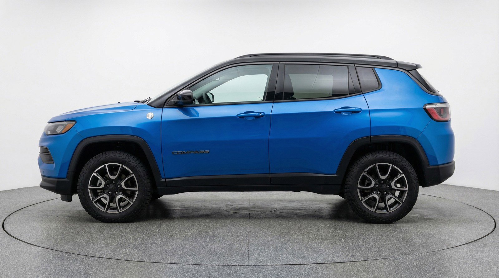 Used 2025 Jeep Compass Trailhawk image 5
