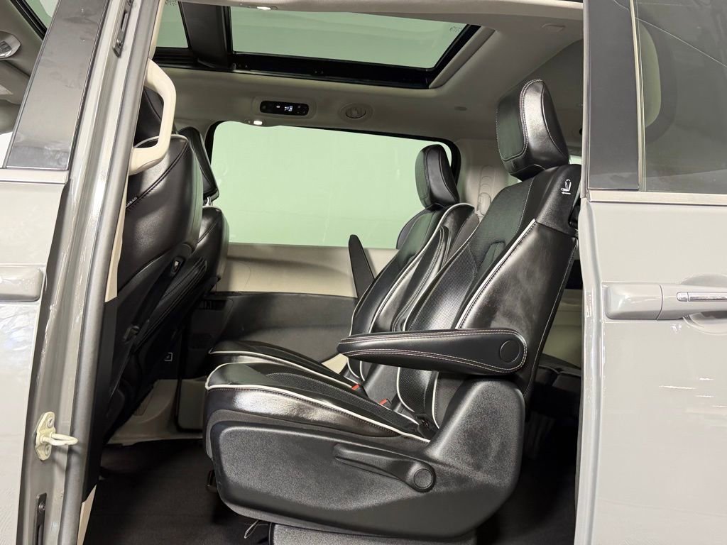 Used 2022 Chrysler Pacifica Limited image 17