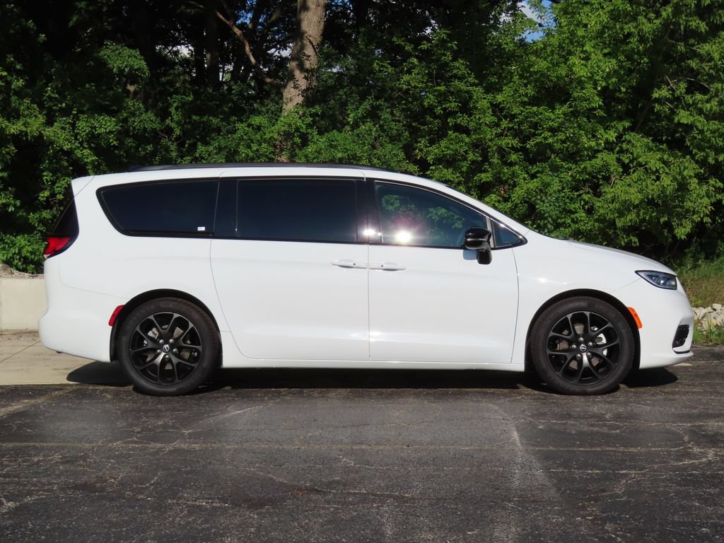 Certified 2025 Chrysler Pacifica Limited FWD image 2