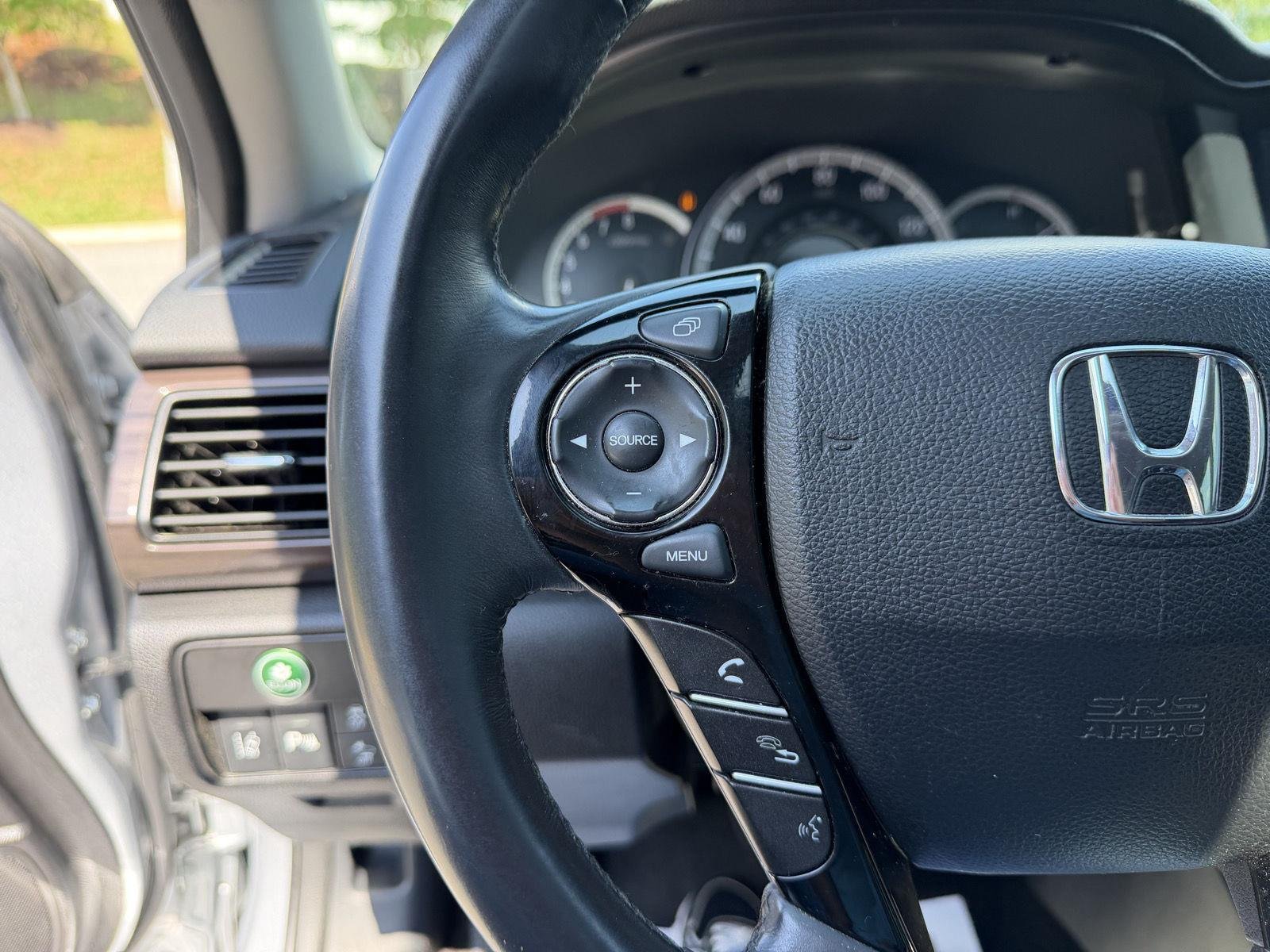 Used 2017 Honda Accord Touring image 19